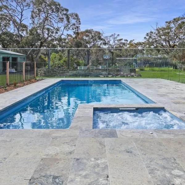 Homestead Pool House Private cabin w shared Spa Basketball court Heated Pool Minutes to Adventure Park and beaches, ξενοδοχείο σε Wallington