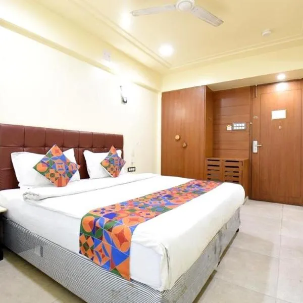 S R Rooms, hotel sa Pune
