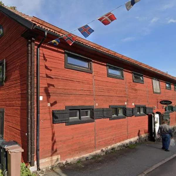 Lägenhet med kök och badrum och 4 bäddar i ett stort rum, hotel v destinaci Österbybruk