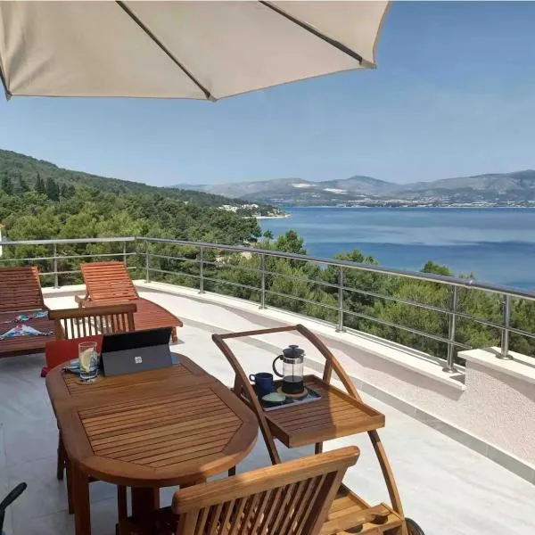 Blissful two bedroom apartment by the sea, khách sạn ở Slatine