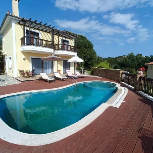 Cave Luxury Villas Skiathos, viešbutis mieste Troulos