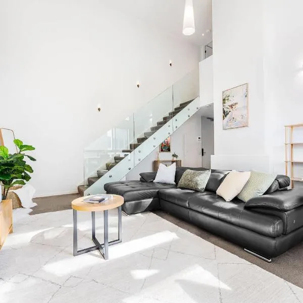 Foundry Top Floor 2BR Loft Parking & Workspace, hotel v Melbourne