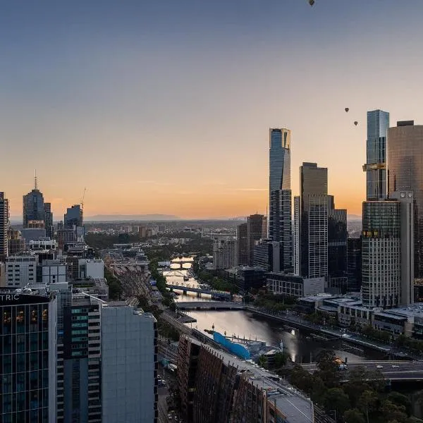 Sunrise River View 2BR CBD Apartment, Free Parking, Family & Work Friendly, Hotel in Melbourne