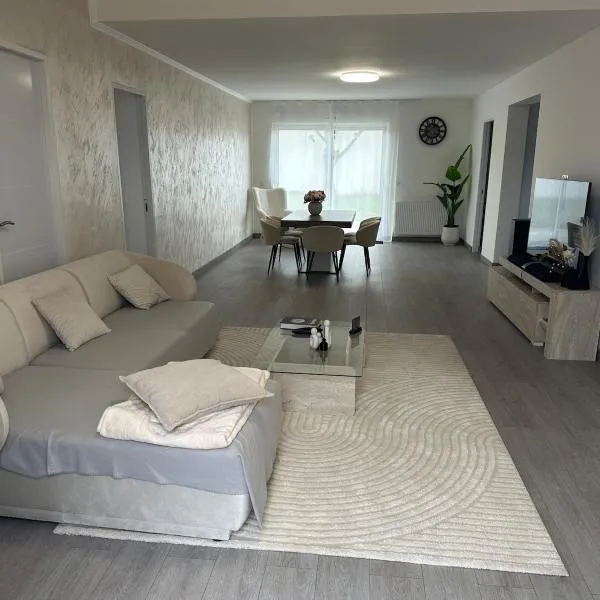 House near airport and Nantes easy to access, hôtel aux Sorinières