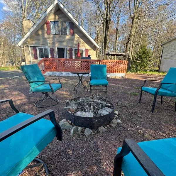 Quiet and Cozy Chalet Retreat - Renovated, hotell i Pocono Country Place
