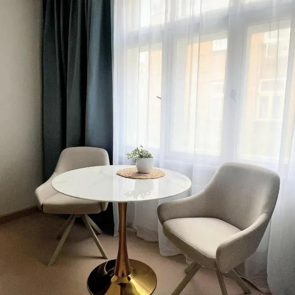 Chic & simple old town apartment, hotel v mestu Liepāja