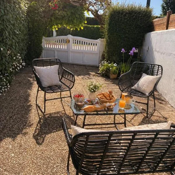 apartment with private terrace, hotel sa Étel