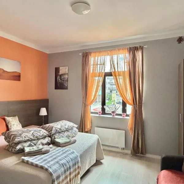 Bright and spacious apartment with a balcony in quiet downtown of Ålesund, hotel di Ålesund