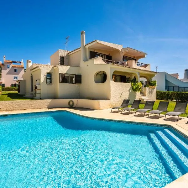 Sunny Vilamoura Golf Villa with Private Pool, hotel a Quarteira