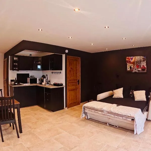 Studio neuf avec accès piscine, terrasse, parking - proche Marseille et aéroport – hotel w mieście Les-Pennes-Mirabeau