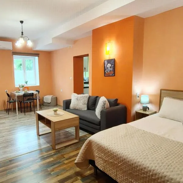 Cozy Studio Apartment Ideal for 2 Guests, hotel di Vratsa