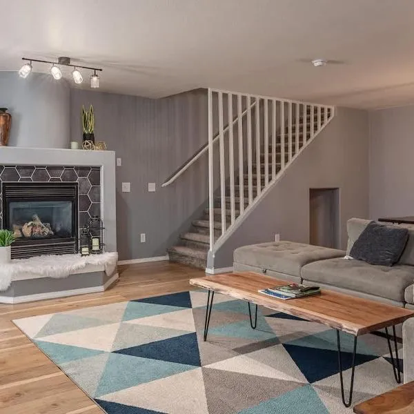 Cozy Townhouse Close To Airport, готель у місті Анкоридж