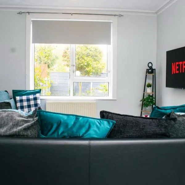 Comfy Castleton Haven - 3 BEDROOM accommodation near M62 & M60 Motorways and Easy access to Manchester City Centre - Netflix and free high speed WIFI, hotel a Castleton