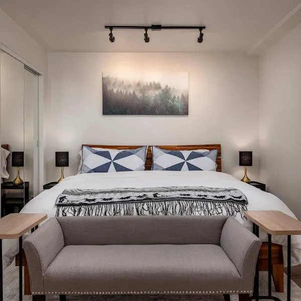 Stylish Downtown Anchorage Stay- King Bed plus Kitchen โรงแรมในแองเคอเรจ