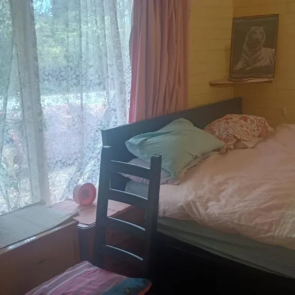 City Beach homestay, готель у місті Перт