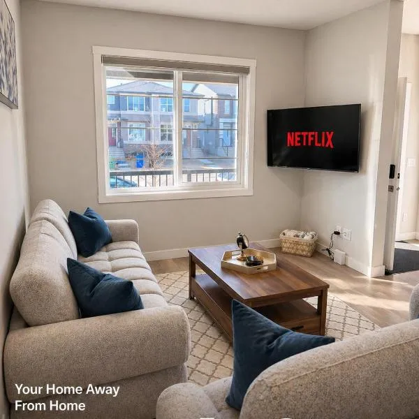Modern Calgary Home - Airport Retreat - 4 Bedroom - Sleeps 8- AC - Luxury Living, hótel í Calgary