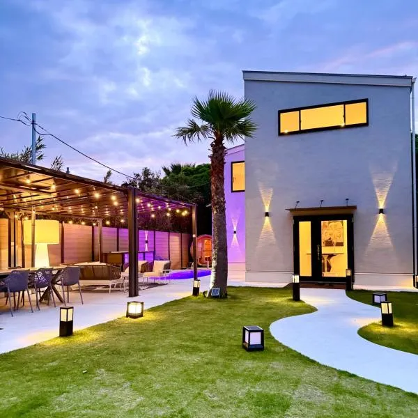 Sunshine pool villa 2新築ラグジュアリーリゾートヴィラ天然芝温水プールゴルフサウナ完備, hotell sihtkohas Katakai