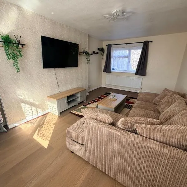 House In Hednesford Cannock, 3 Bedroom, sleeps 5, hotel in Huntington