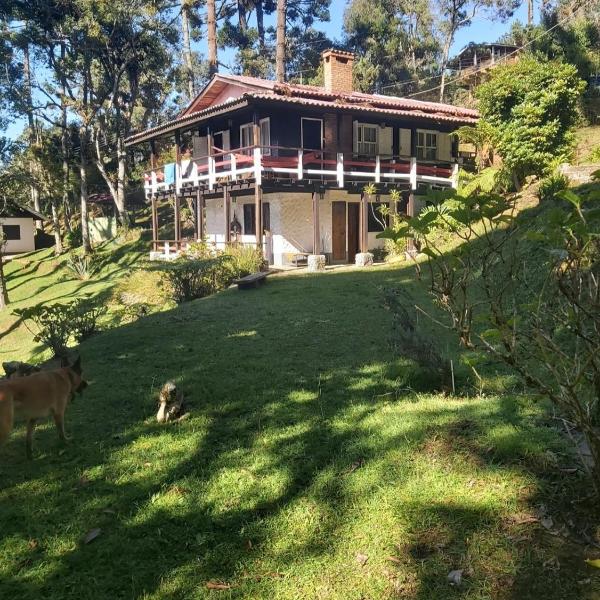 Casa na montanha em meio à natureza