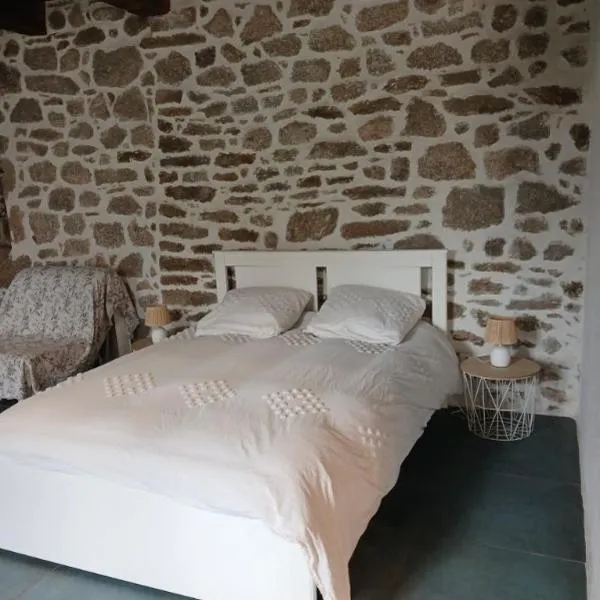 Chambre indépendante - style studio - avec jardin à la campagne, ξενοδοχείο σε Junhac