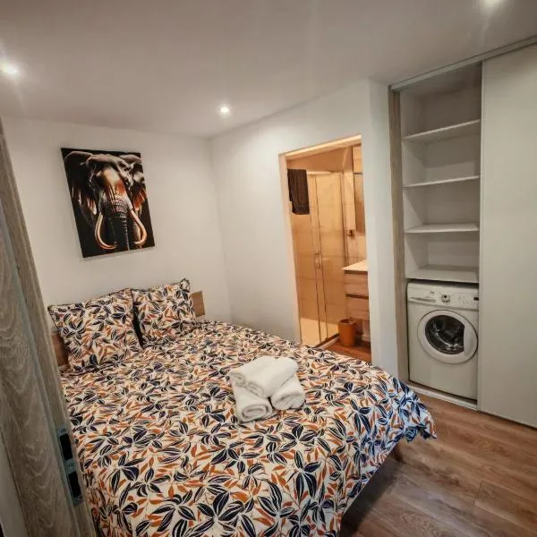 Appartements à Evron, מלון בÉvron