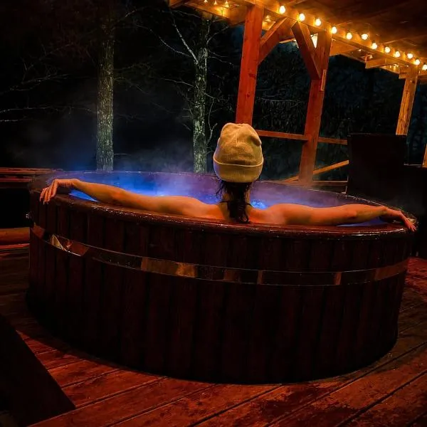 Guest House Jugland with Private Sauna Hot Tub and River Access Near Riga, hotel u gradu Bajāri
