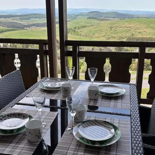 Lama-Gîte-des-Puys T3 Lamado vue époustouflante sud avec grande terrasse, hôtel à Super-Besse