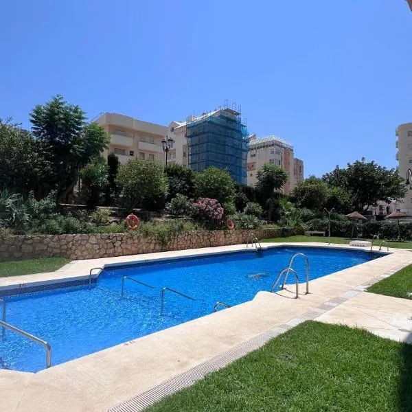 Bright Flat 1 min from Beach with parking, hotell Fuengirolas