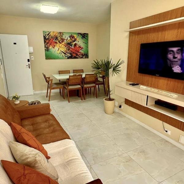 Apê no Guarujá, ar, wi-fi, garagem e praia a pé!