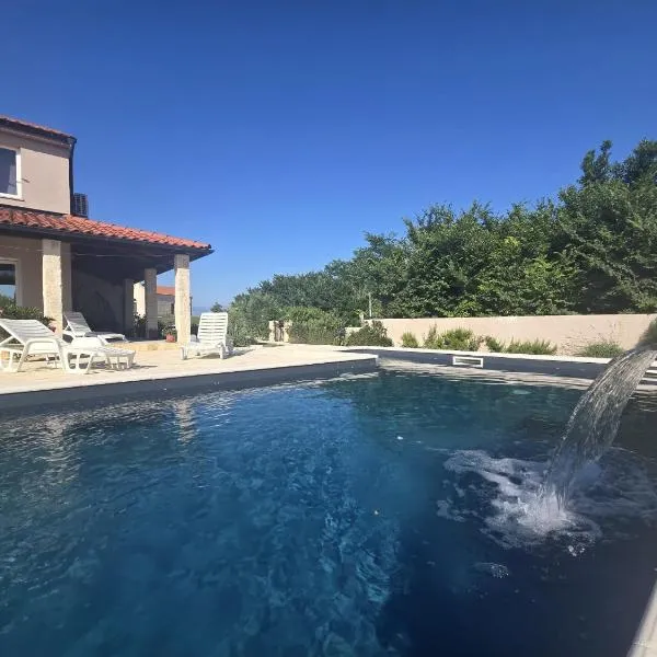 Casa di Marko-NEW MODERN RUSTIC HOUSE with pool AND SPACIOUS GARDEN!: Privlaka şehrinde bir otel
