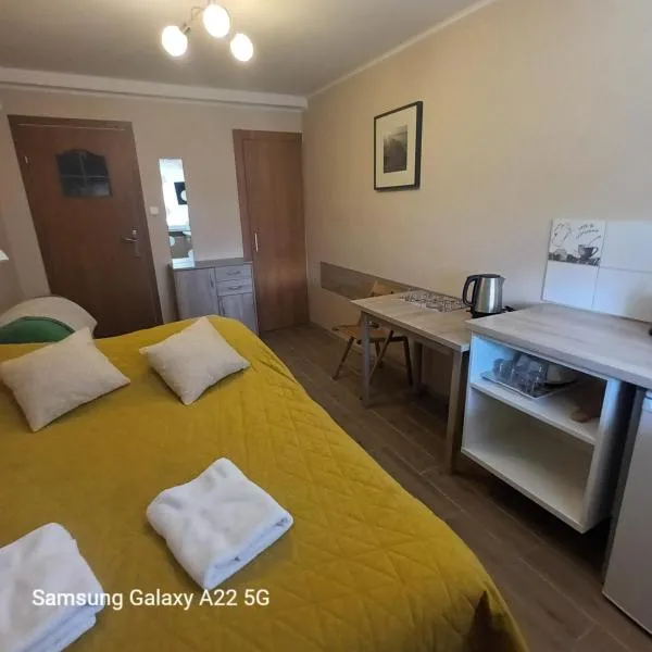 Apartamenty i pokoje u Kryni โรงแรมในชตูตอวอ