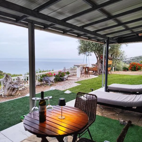 Off Grid Romance in Samos، فندق في إيرايون