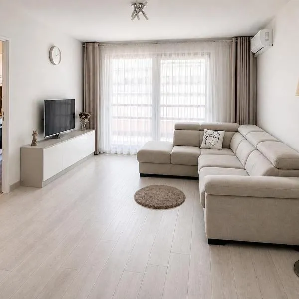 Beautiful bright 2-bedroom apartment 1 minute from the beach, hotel en Niza