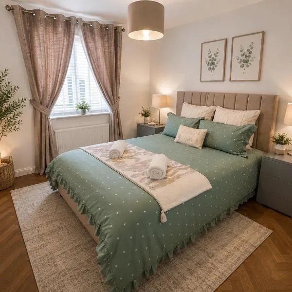 Lovely 2 Bedroom Modern Ground Floor Flat, hotel sa Clydebank