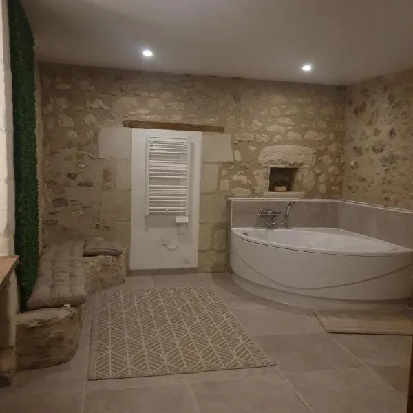 Baugé-en-Anjou에 위치한 호텔 Appartement vue sur l'église Saint-Symphorien