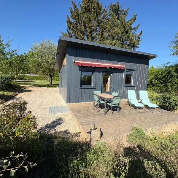 Chalet au calme avec terrasse sur belle propriété、Saint-Denis-sur-Ouanneのホテル
