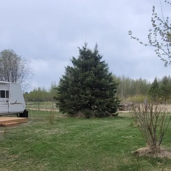 RV with Rocky Mountains View, hotel in McBride