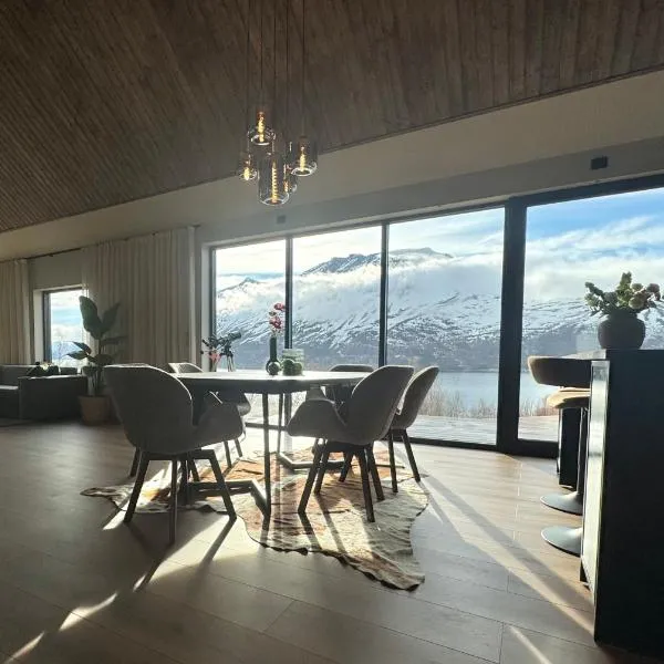 LyNora - Luxury Northern Lights Lodge with Jacuzzi & Lyngen Alps view, hotel en Indre Ravelseidet
