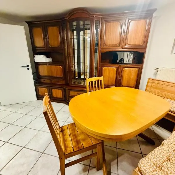 Cozy apartment with parking space in Grafschaft-Ahrwei, hotel v destinácii Eckendorf