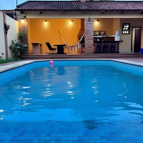 Casa confortável com piscina bem localizada