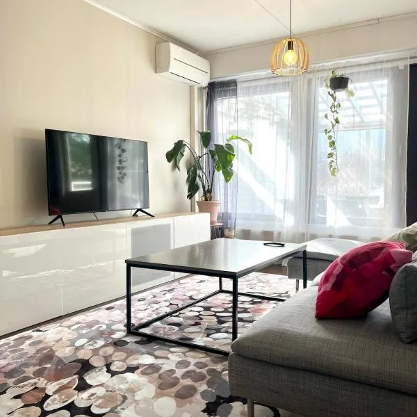 Saunallinen kolmio kahdella autopaikalla, hotel u gradu Jiveskile