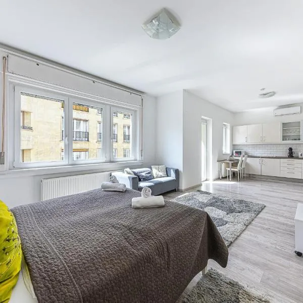 Cozy Stay at Margaret Blvd Prime Buda Location with AC, hotel em Budapeste