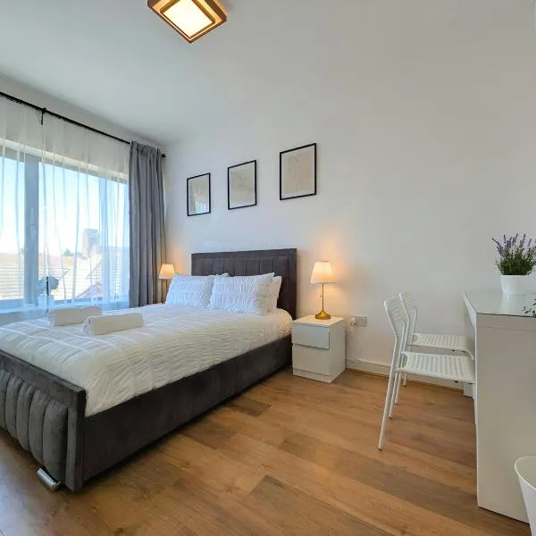 Stylish Rooms Near Airport & City Centre Parking, хотел в Ливърпул