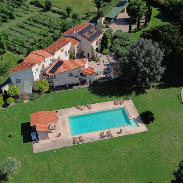 "MAS TRAMONTANE" chambres d'hôtes, studio, ancien mas agricole dans parc arboré, piscine et sa vue face au Canigou, khách sạn ở Ille-sur-Têt