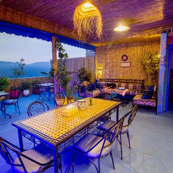 Casa Voyager 'secret garden terrace', hôtel à Chefchaouen