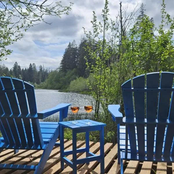 Shelton में, होटल Alder Falls - Modern Woodland Retreat with Lake Access, AC, Fireplace, Patio, Sleeps 4