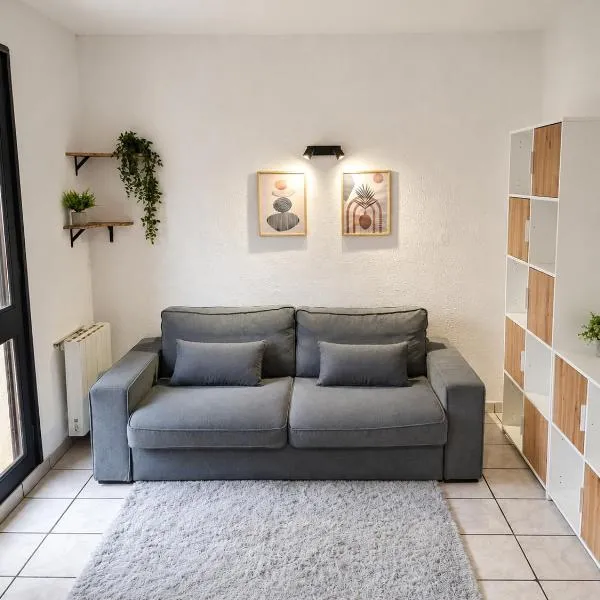 Studio avec terrasse et jardin privatif - Figeac centre - Parking gratuit, hotel a Figeac