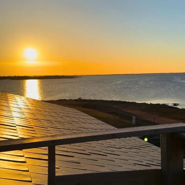 Oceanfront Cottage w/ Upper Balcony View, ξενοδοχείο σε Summerside