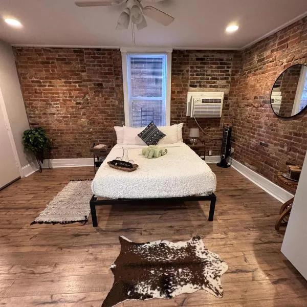 Jungle House Studio Suites - Short North & Convention Center, hotel in Columbus