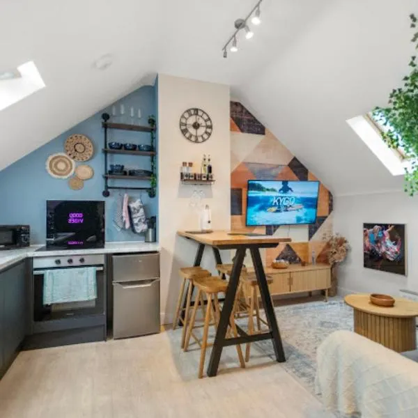 Upbeat Jungle Loft Apartment, hotel v destinaci Derby